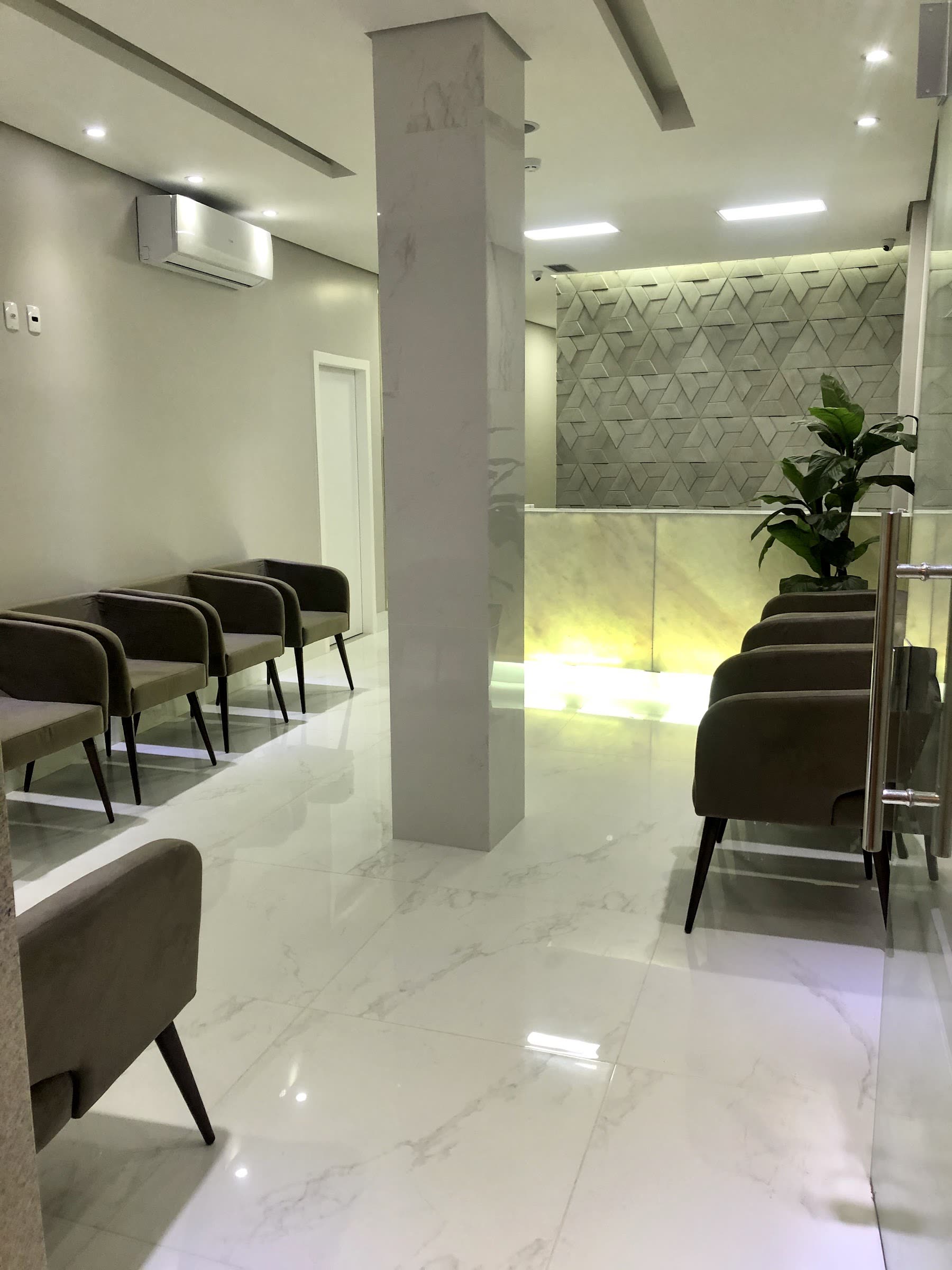 Sala de espera da Virtus Odontologia, com poltronas e piso claro